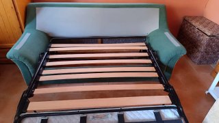 Sofá cama tela floral rosa y verde
