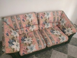 Sofá cama tela floral rosa y verde