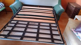Sofá cama tela floral rosa y verde