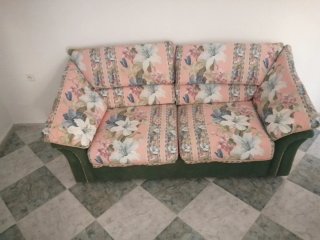 Sofá cama tela floral rosa y verde