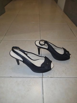 Zapatos de tacón negros con tira