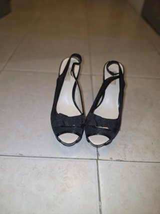 Zapatos de tacón negros con tira