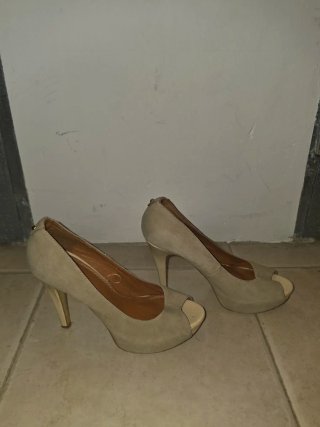 Zapatos beige peep toe tacón