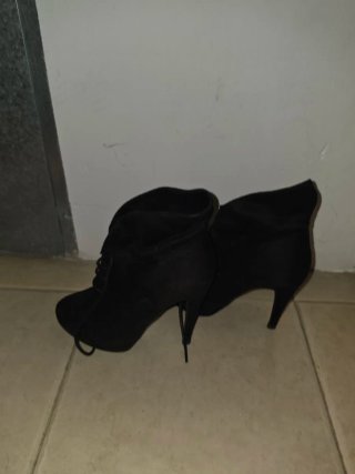 Botines negros con cordones y tacón