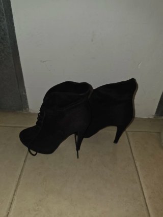 Botines negros con cordones y tacón