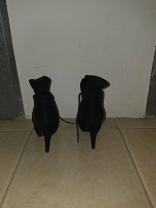 Botines negros con cordones y tacón