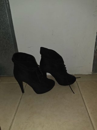 Botines negros con cordones y tacón