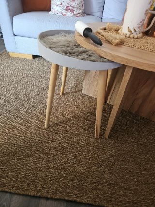 Mesa de color gris claro con patas de madera