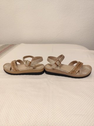 NUEVAS Sandalias t. 37 anatómicas piel beis strass