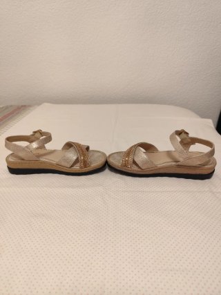 NUEVAS Sandalias t. 37 anatómicas piel beis strass