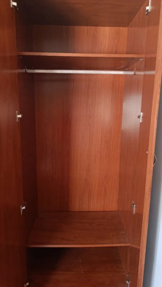 Armario grande de madera con puertas de cristal