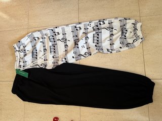 Pantalones con notas musicales y negros