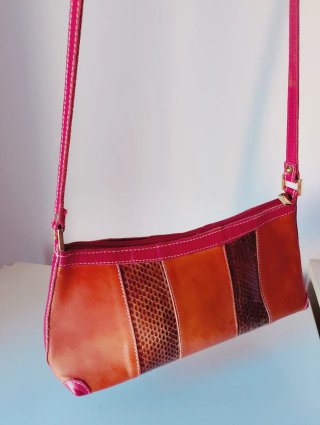 Bolso Carolina Herrera  color camel y fussia