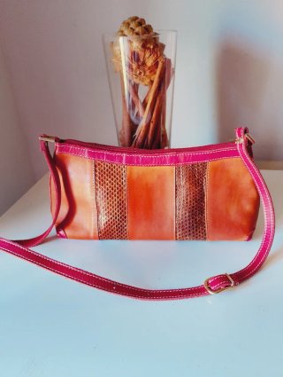 Bolso Carolina Herrera  color camel y fussia