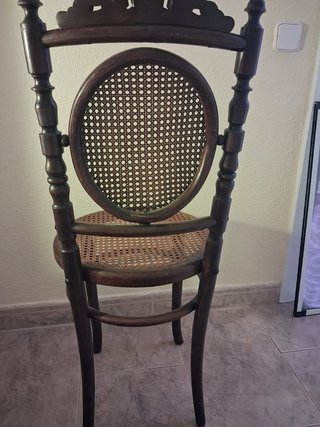 Silla de madera con asiento y respaldo de rejilla