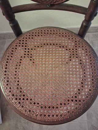Silla de madera con asiento y respaldo de rejilla