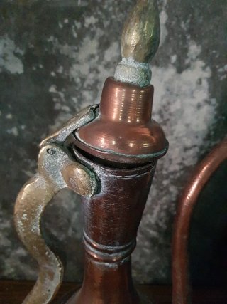 Tetera árabe antigua de metal