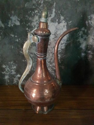 Tetera árabe antigua de metal