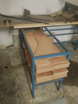 Caja de plástico negra y maderas