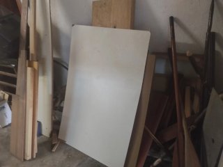 Caja de plástico negra y maderas