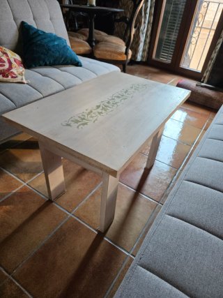 Mesa baja de madera blanca con diseño