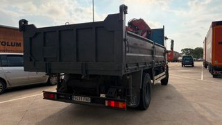 Camión Iveco con grúa hidráulica y caja basculante