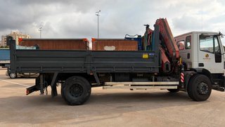 Camión Iveco con grúa hidráulica y caja basculante
