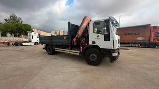 Camión Iveco con grúa hidráulica y caja basculante