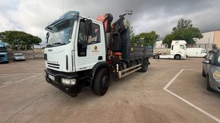 Camión Iveco con grúa hidráulica y caja basculante