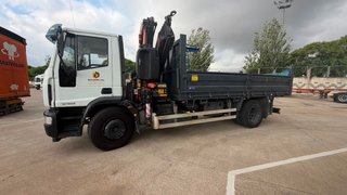 Camión Iveco con grúa hidráulica y caja basculante