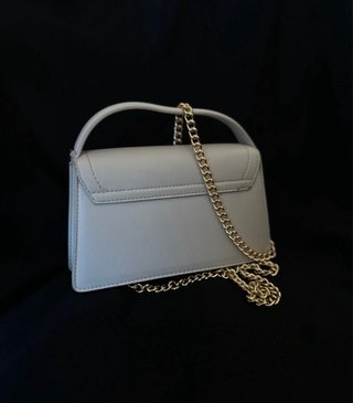 Bolso Beige con Cadena Dorada