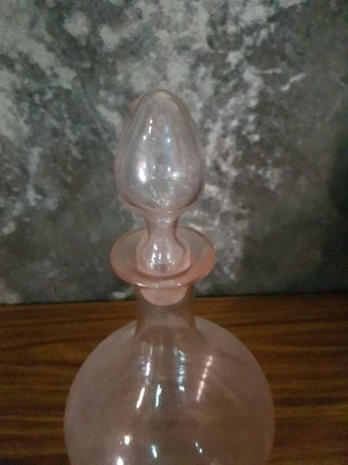 Botella antigua de licor rosa