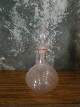Botella antigua de licor rosa