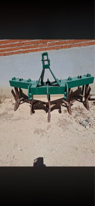 Subsolador agrícola verde