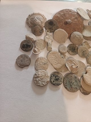 Lotto di monete antiche e oggetti da pulire
