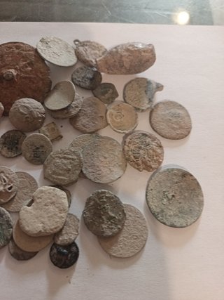 Lotto di monete antiche e oggetti da pulire