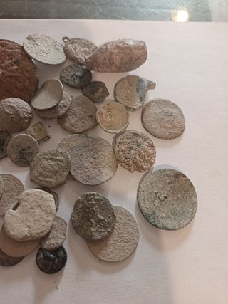 Lotto di monete antiche e oggetti da pulire