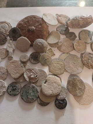 Lotto di monete antiche e oggetti da pulire