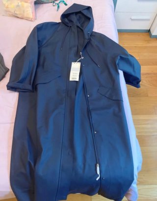 Gabardina impermeable Oysho azul marino