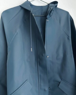 Gabardina impermeable Oysho azul marino
