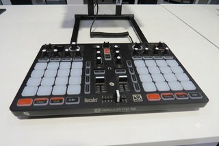 Controlador DJ Hercules P32 con su caja