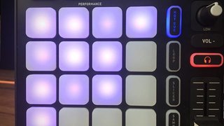 Controlador DJ Hercules P32 con su caja
