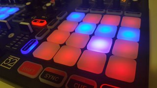 Controlador DJ Hercules P32 con su caja