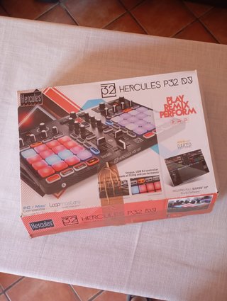 Controlador DJ Hercules P32 con su caja