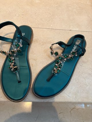 Sandalias verdes con pedrería