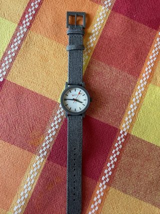 Reloj Mondaine Gris y Blanco