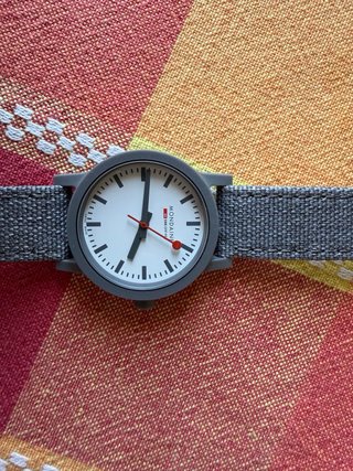 Reloj Mondaine Gris y Blanco
