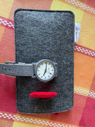 Reloj Mondaine Gris y Blanco