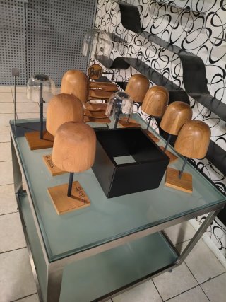 Expositor de madera para gorras