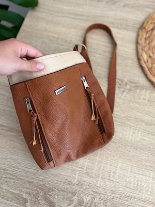 Bolso bandolera marrón con cremalleras